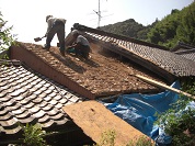 雨漏り工事に軽量化の屋根工事の施工いたしました。